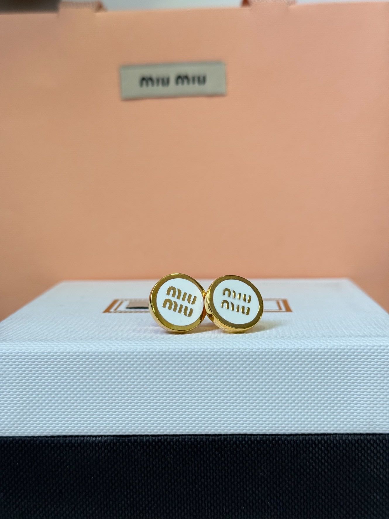 (E133/E134)ต่างหู Miumiu สีดำและสีขาว (งาน1:1)