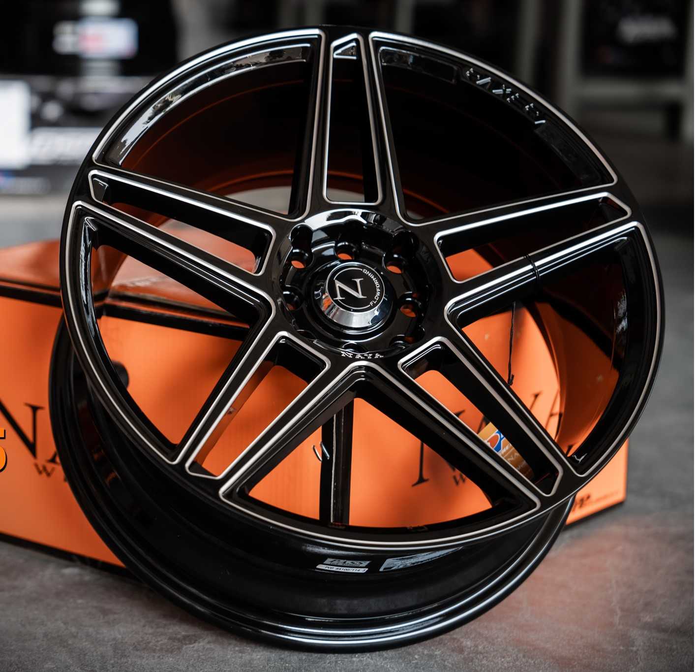 แม็กซ์ RAXER.5(3764) 17X7.5 8X100/114.3 ET38 CB.73.1 BLK-W-XZ(สีดำCNCข้างก้าน+ตัวหนังสือ)