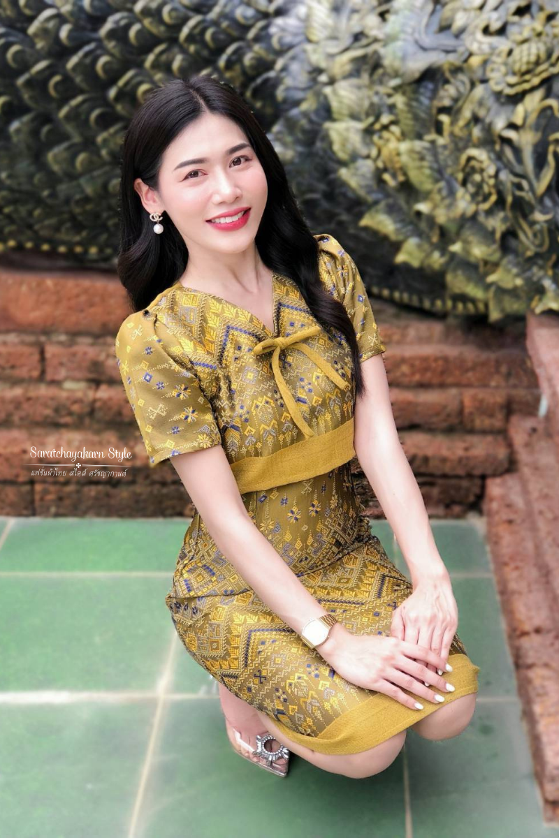 ชุดเดรสผ้าไทย เดรสผ้าทอลาย เนื้อผ้าไหมแกมฝ้าย สีเหลือง 💛 รุ่นกั๊ก แต่งด้วยเชือกผูกโบว์ น่ารักมาก