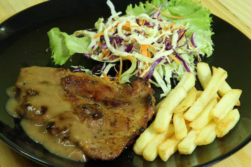 สเต็กริมทาง หมูพริกไทยดำ ไซส์ S  แพ็คละ 9 ชิ้น