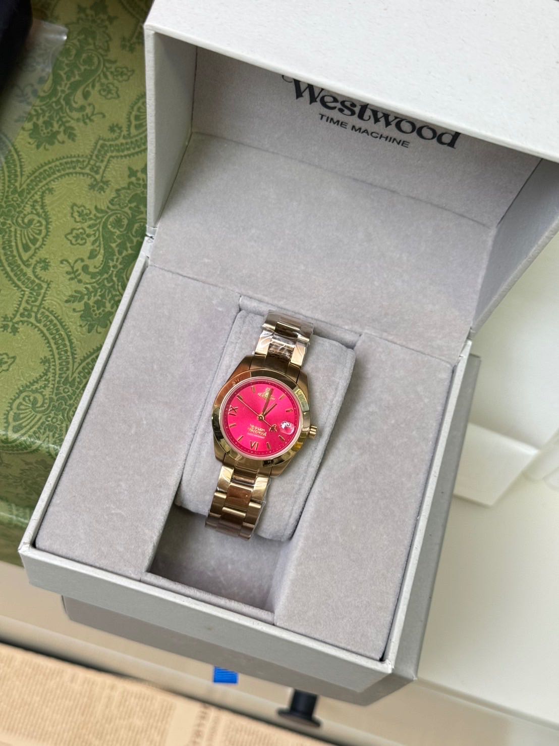 นาฬิกา VV หน้าปัดชมพู 28mm ตัวเรือนสีทอง (งาน1:1)