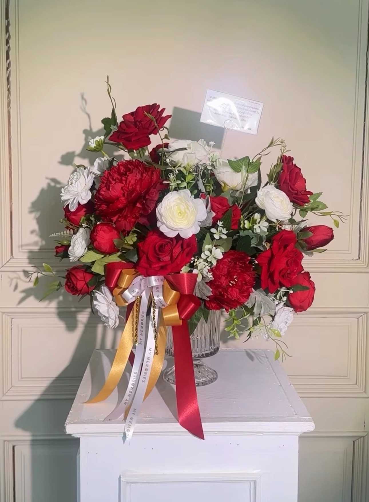 แจกันดอกไม้ประดิษฐ์โทนแดงขาวทอง