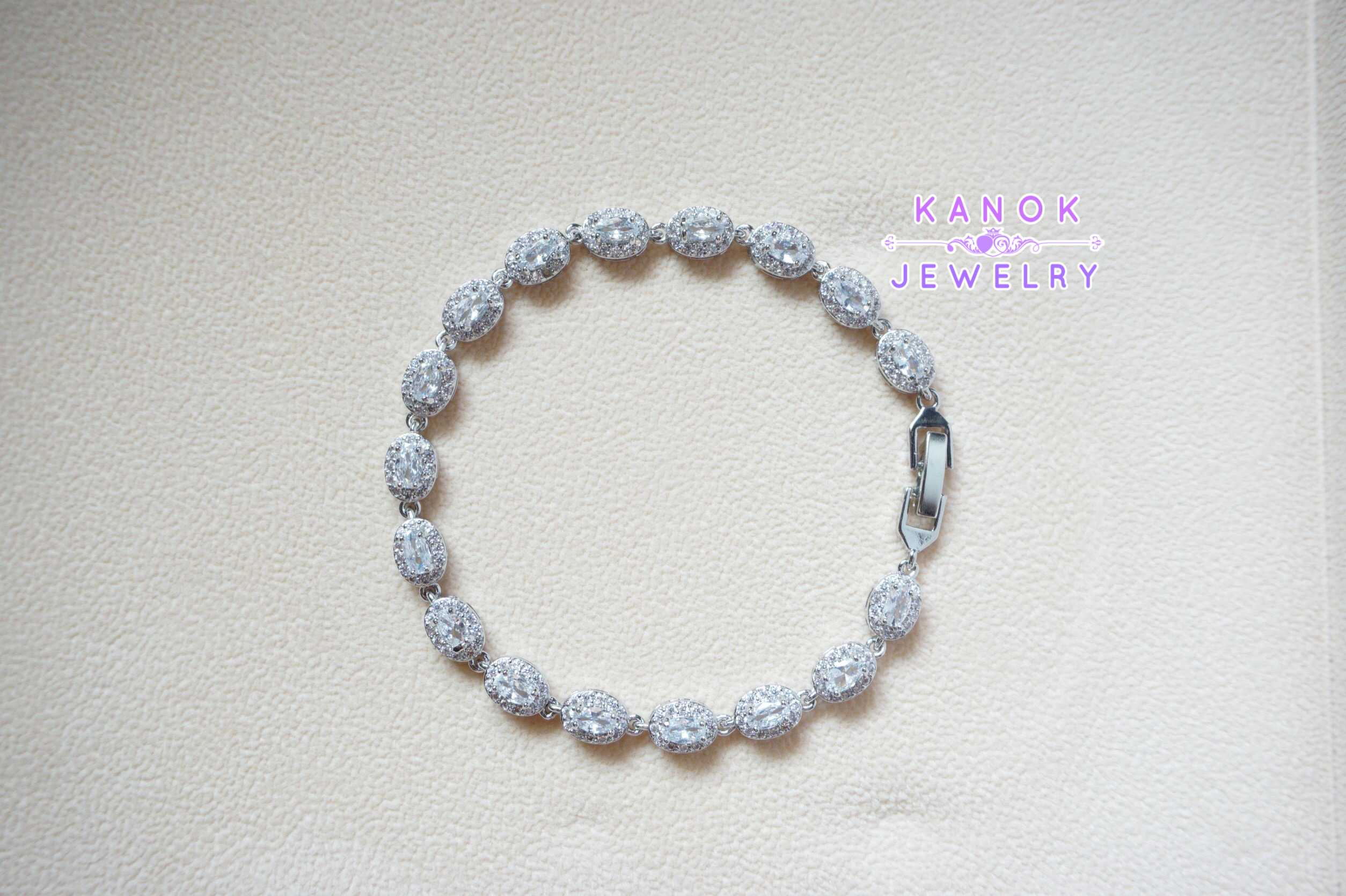 Kanok Jewelry /สร้อยข้อมือประดับเพชรสังเคราะห์ CZ  / จัดส่งฟรี EMS /B028