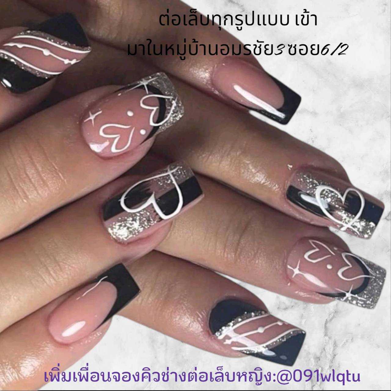 เล็บสีดำคลาสสิก ตัดกับลายหัวใจสีขาว เพิ่มความหรูหราให้กับทุกโอกาส