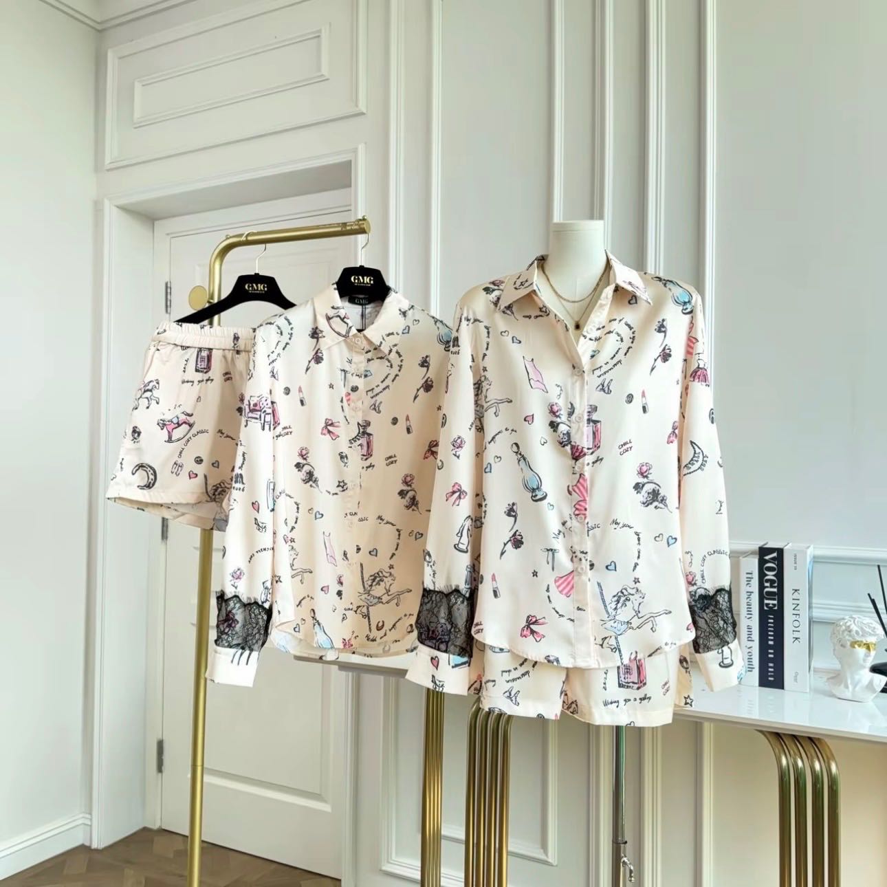 พร้อมส่ง‼️ GMG ชุดเซ็ต (เสื้อ+กางเกงขาสั้น)  ทรง Oversize สีครีมเบจ ผ้าซาติน พิมพ์ลาย Vintage  ปลายแ
