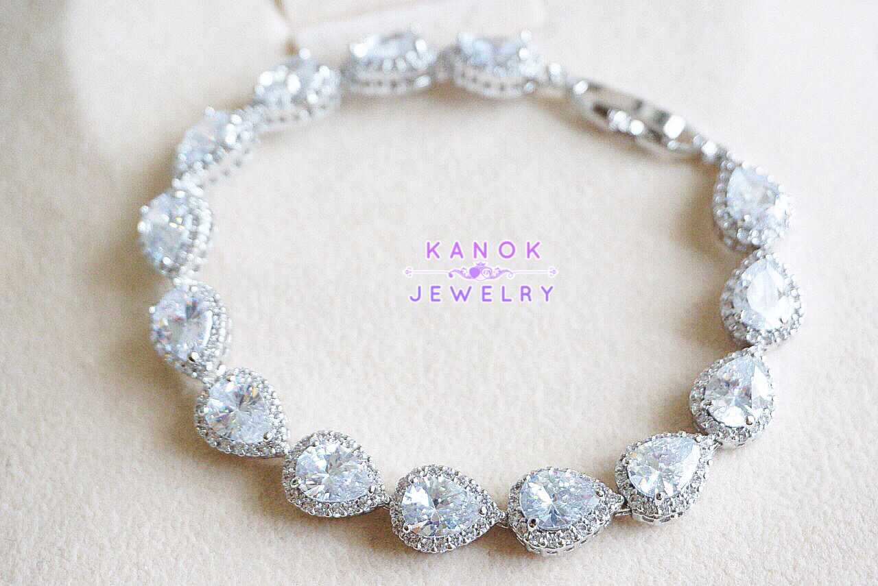 Kanok Jewelry /สร้อยข้อมือประดับเพชรสังเคราะห์ CZ  / จัดส่งฟรี EMS /B015