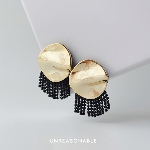 ต่างหูสีทอง Black Crystal ต่างหูคลิป ก้านเงินแท้ น้ำหนักเบา UA1002-01 Unreasonable Accessories