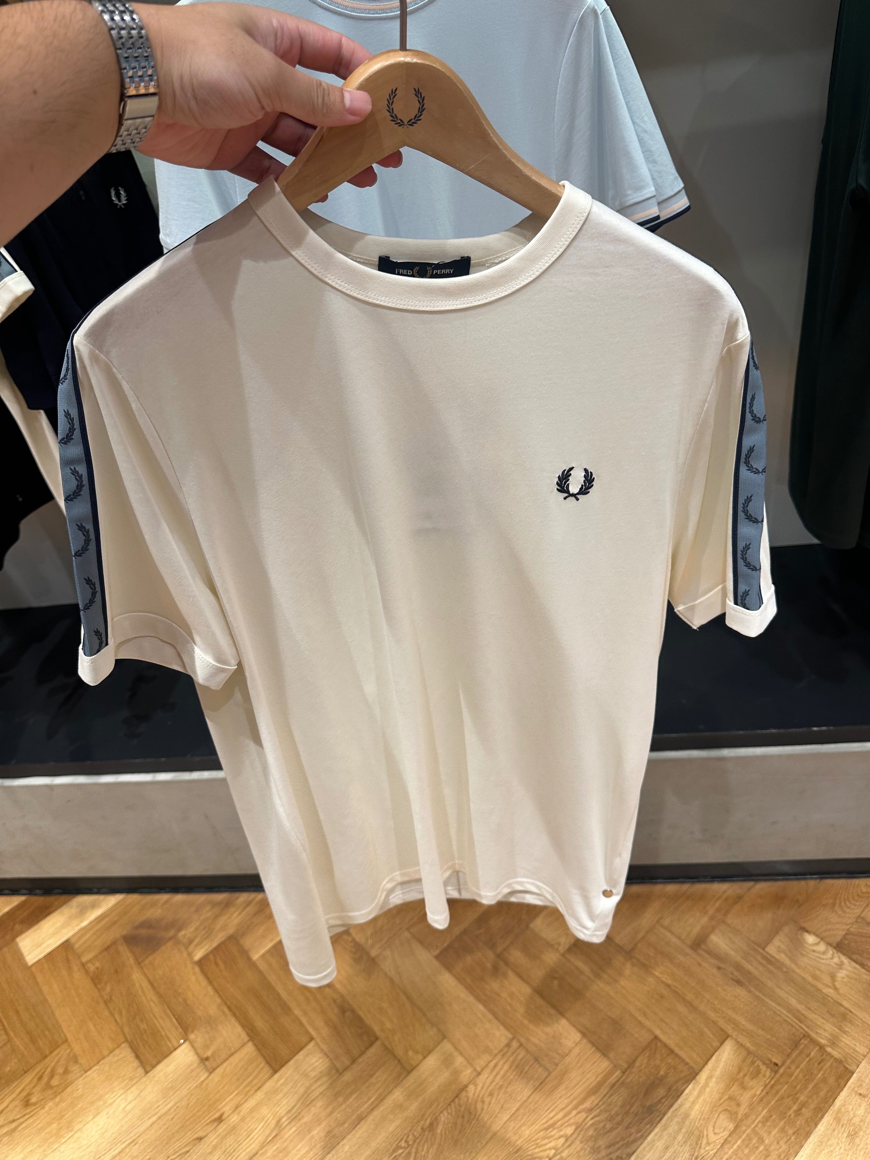 Fred perry tape ringer สีขาวครีมแถบฟ้า