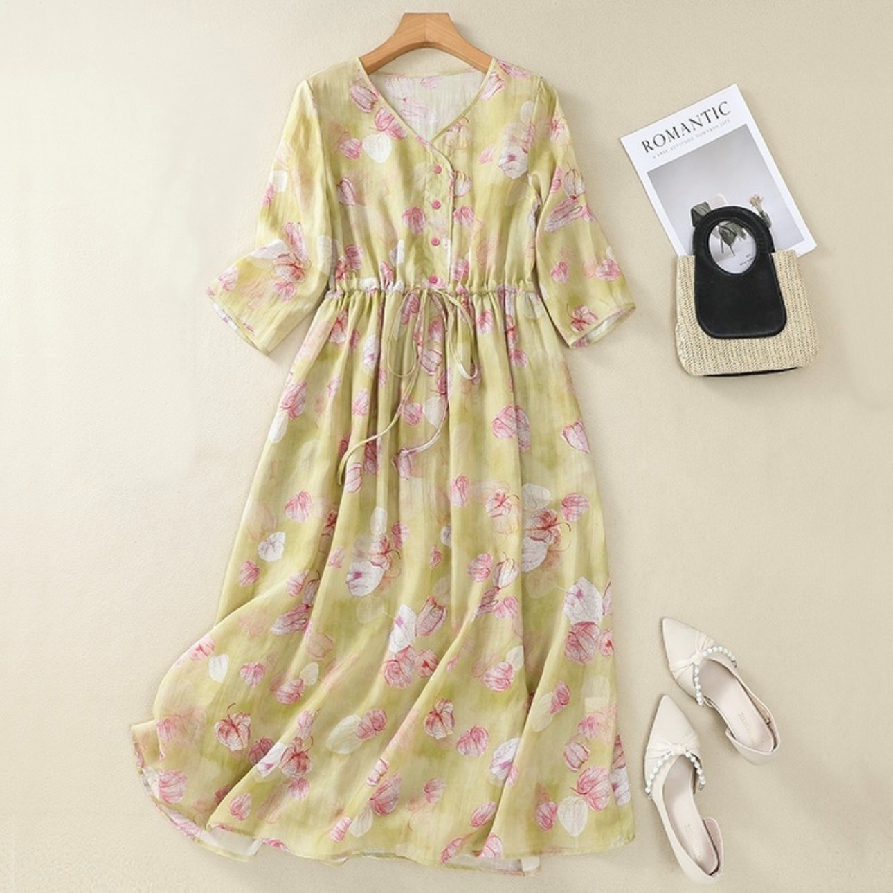 เดรสยาวลายดอกไม้สวยละมุนแบบเรียบร้อยน่ารักดูดีมาก มีเชือกรูดผูกได้ ผ้านิ่มใส่สบายมาก