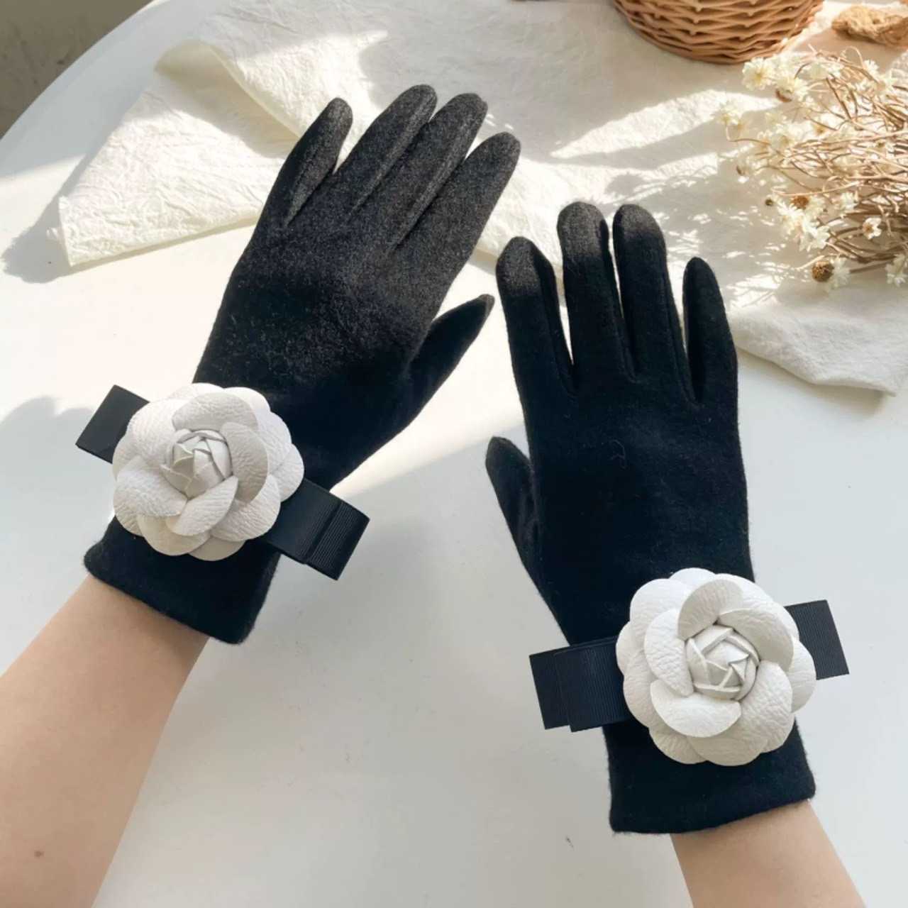CAMILLIA GLOVE WITH RIBBON 