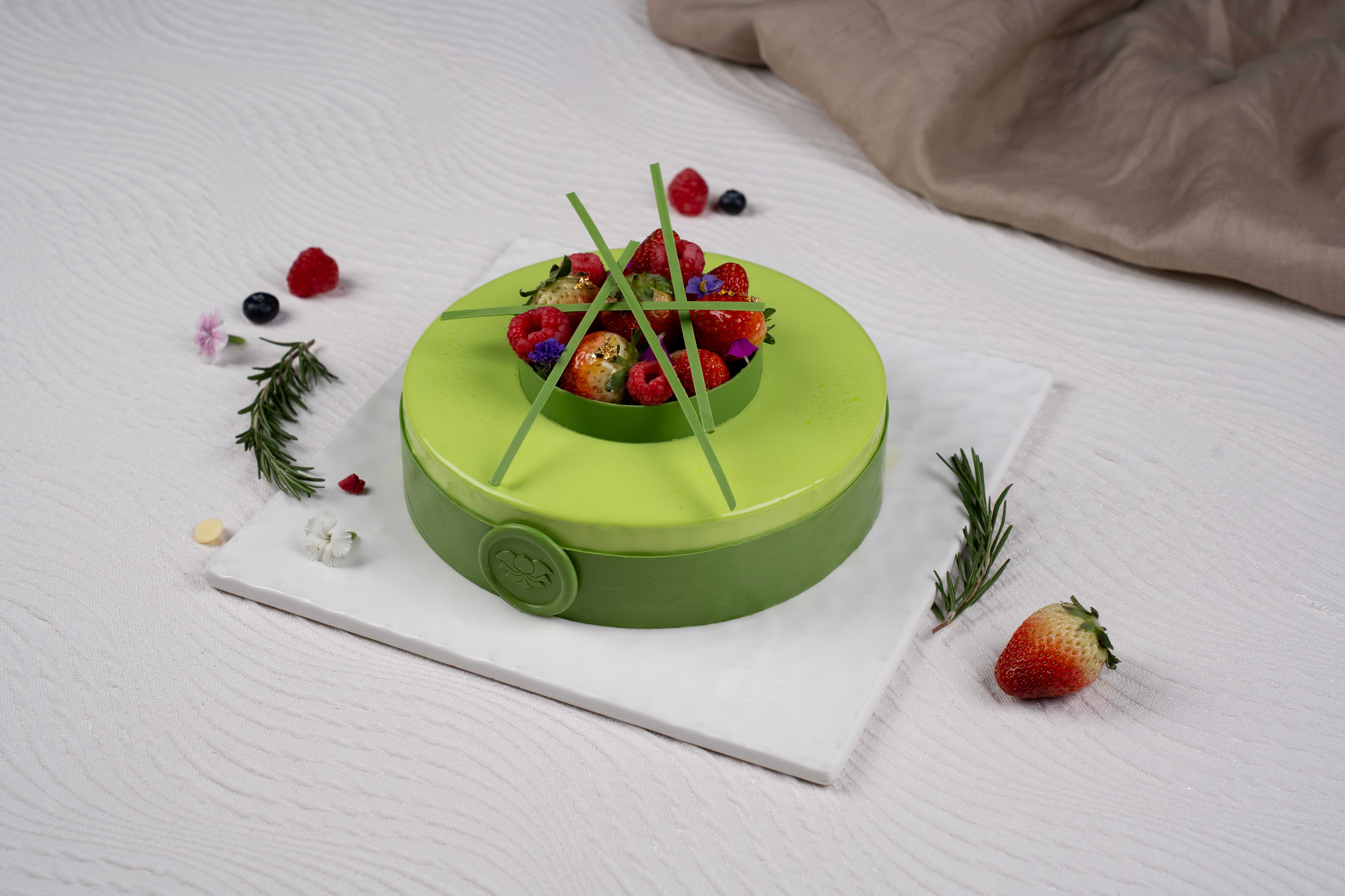 [Pre-order] Pistachio Mousse Mango Strawberry Cake