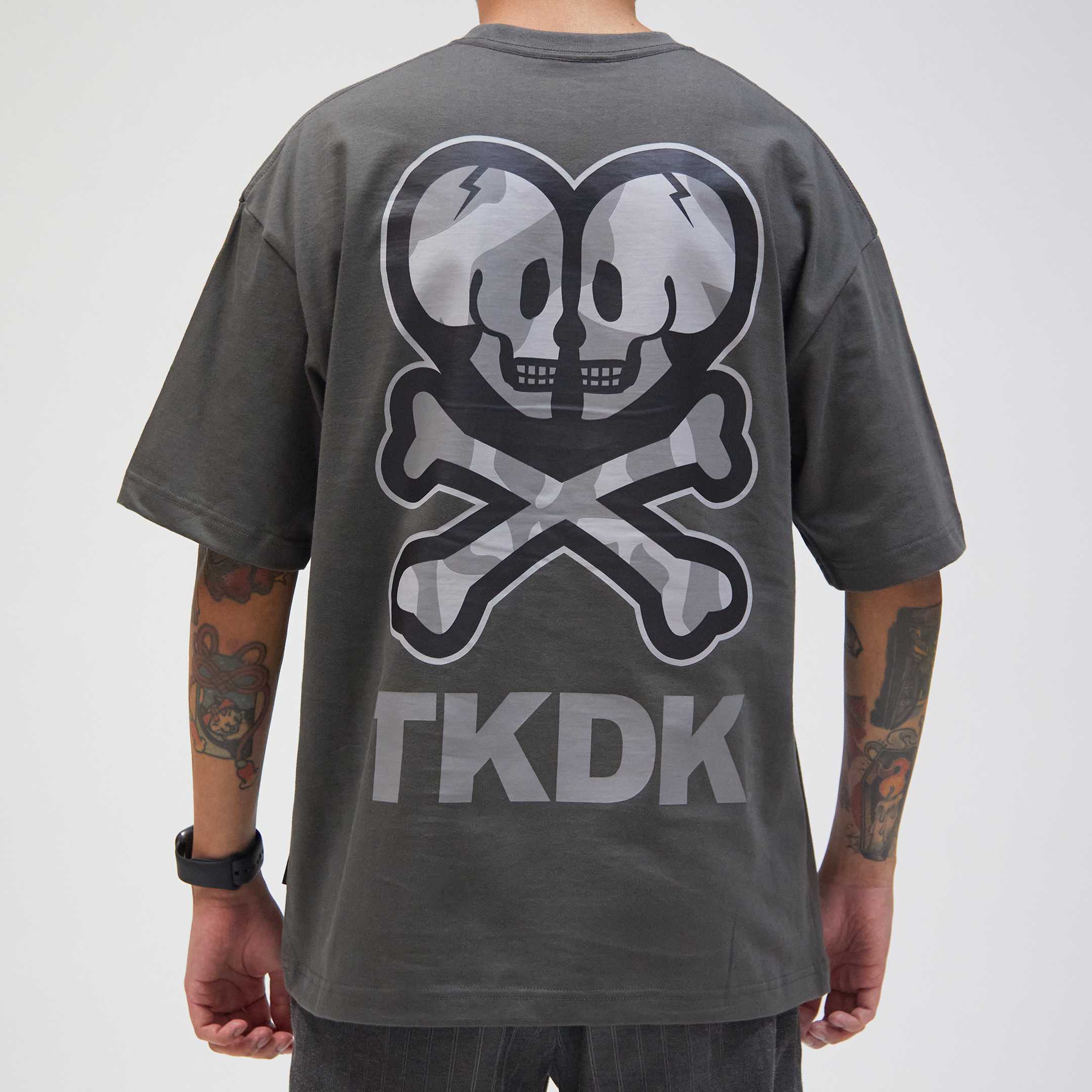 TOKIDOKI เสื้อยืดใส่ได้ทั้งชายและหญิง CROSSBONE CAMO S/S TEE 2025
