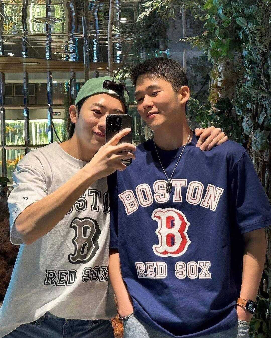 🚨Clearance Sale🚨เสื้อ MLB Varsity Graphic T-Shirt NY  เสื้อยืดโอเวอร์ไซส์ สีดำ สีเทา สีกรม