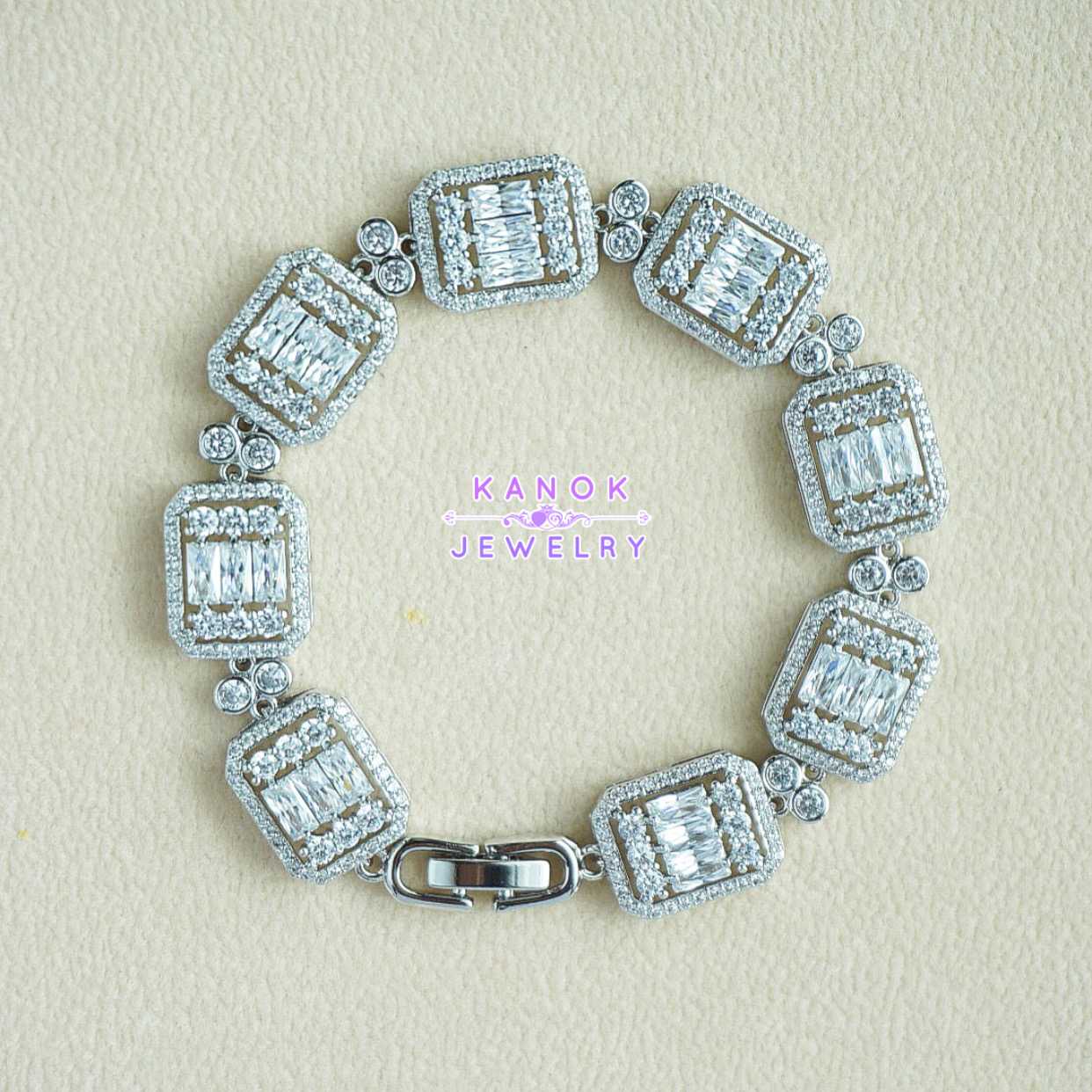 Kanok Jewelry /สร้อยข้อมือประดับเพชรสังเคราะห์ CZ  / จัดส่งฟรี EMS /B018