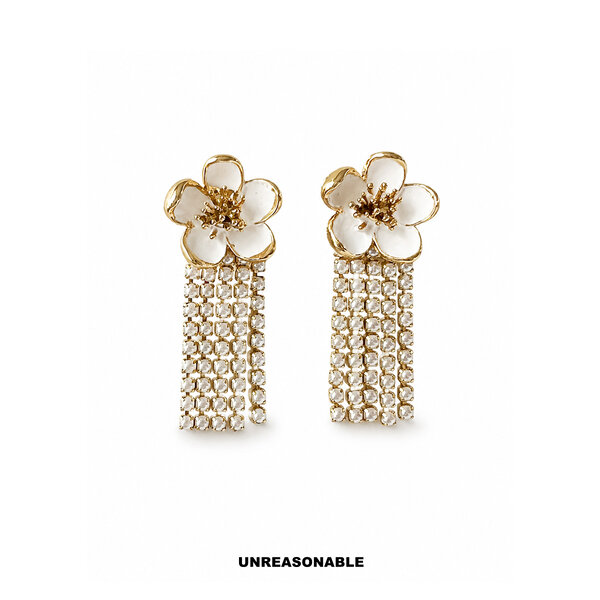 ต่างหูพู่มุกดอกไม้ สีขาว น้ำหนักเบา UA1043-03 Unreasonable Accessories