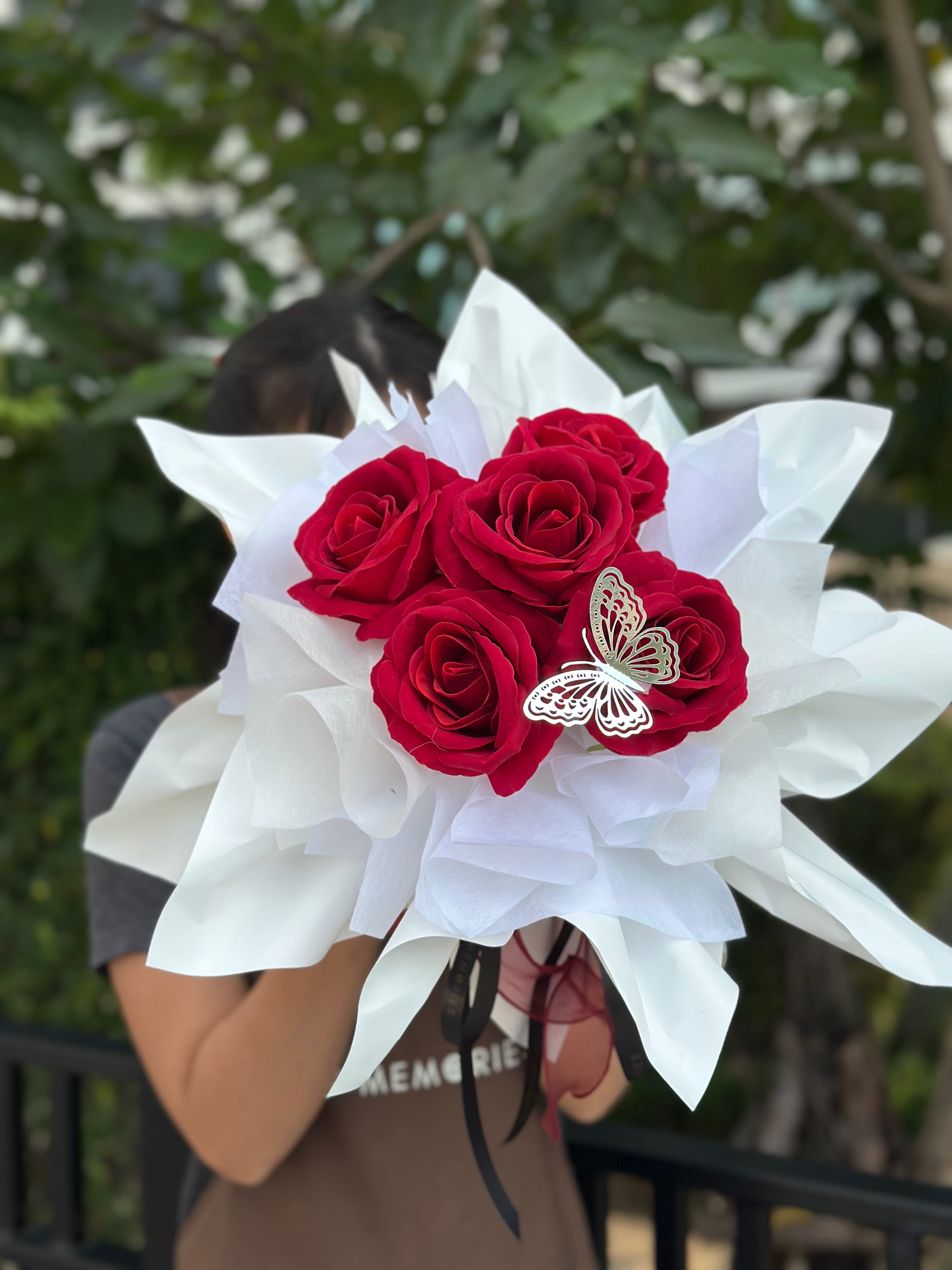 ช่อดอกไม้ประดิษฐ์กุหลาบแดง 