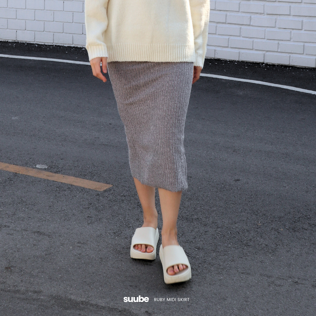SUUBE Official Ruby Midi Skirt กระโปรงยาว ผ้าKnit เอวยางยืด ผ่าด้านหลัง