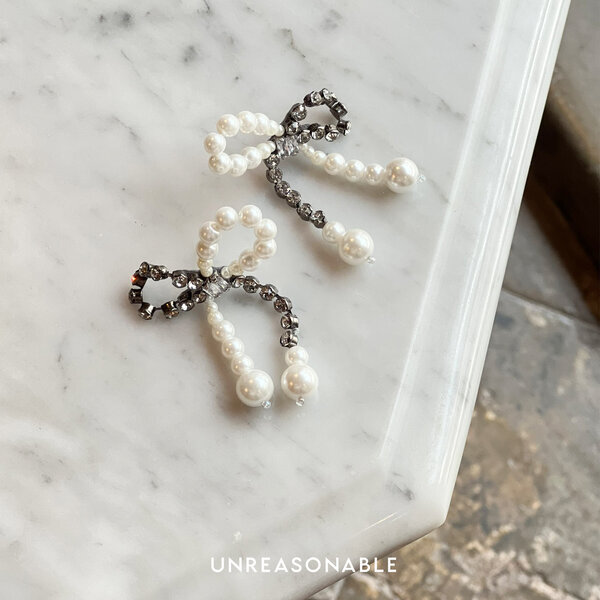 Unruly Bow Earrings ต่างหูโบว์มุกคริสตัล สีขาว UA0903-01 Unreasonable Accessories