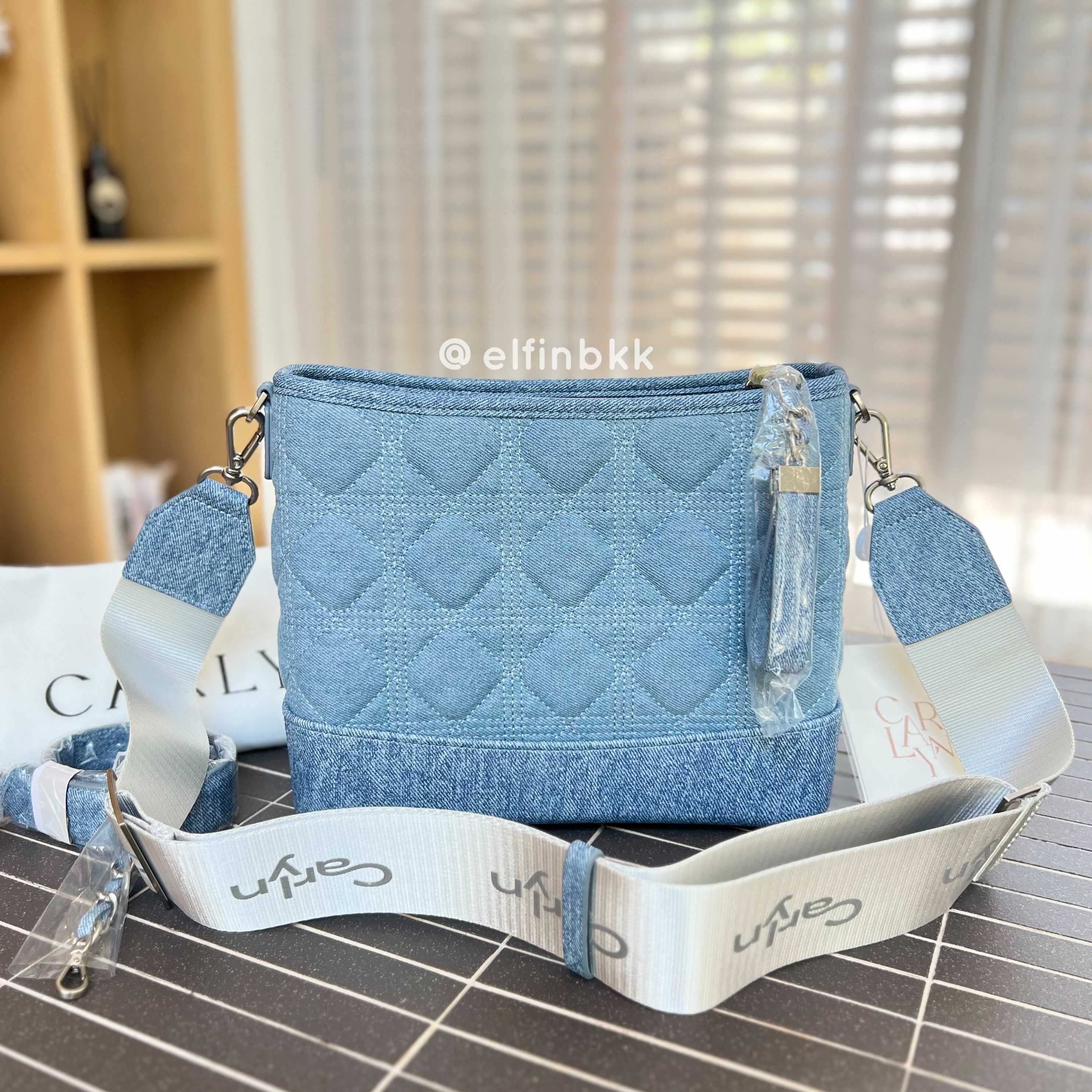 Carlyn Reen Denim รุ่น Exclusive  กระเป๋าสะพายผ้ายีนส์ สีฟ้า สีครีม