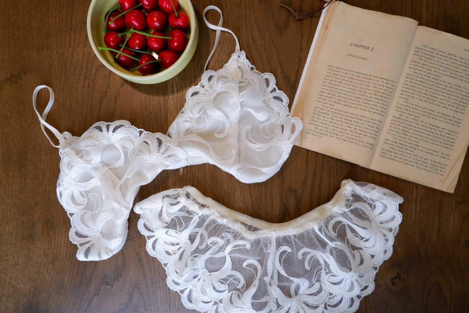 Basic Bra in White ribbon บราลูกไม้สีขาวออฟไวท์ ลายโบว์ So cute ลายผ้าหายาก ต้องเก็บค่ะ