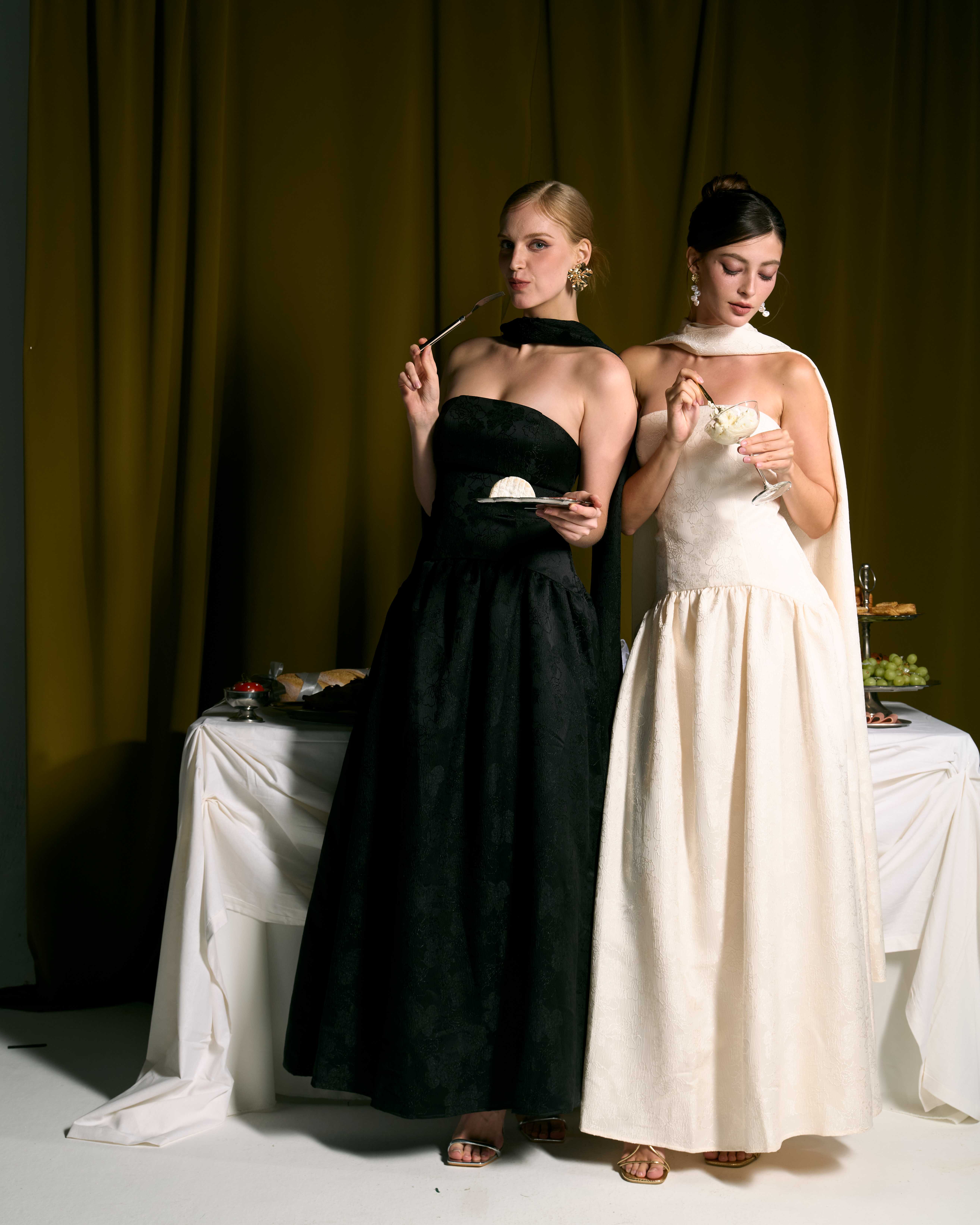Exclusive Eloise Dress - เดรสเกาะอกยาว (มีฟองน้ำ)