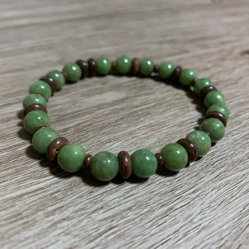 สร้อยข้อมือหยกพม่า (Jadeite Type A) 7.7 มม. เนื้อเทียน สีเขียวถั่วลันเตา (เขียวอมเหลือง) ประดับลูกค