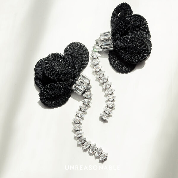 ต่างหูคริสตัลดอกไม้ สีดำ UA0922-02 Unreasonable Accessories