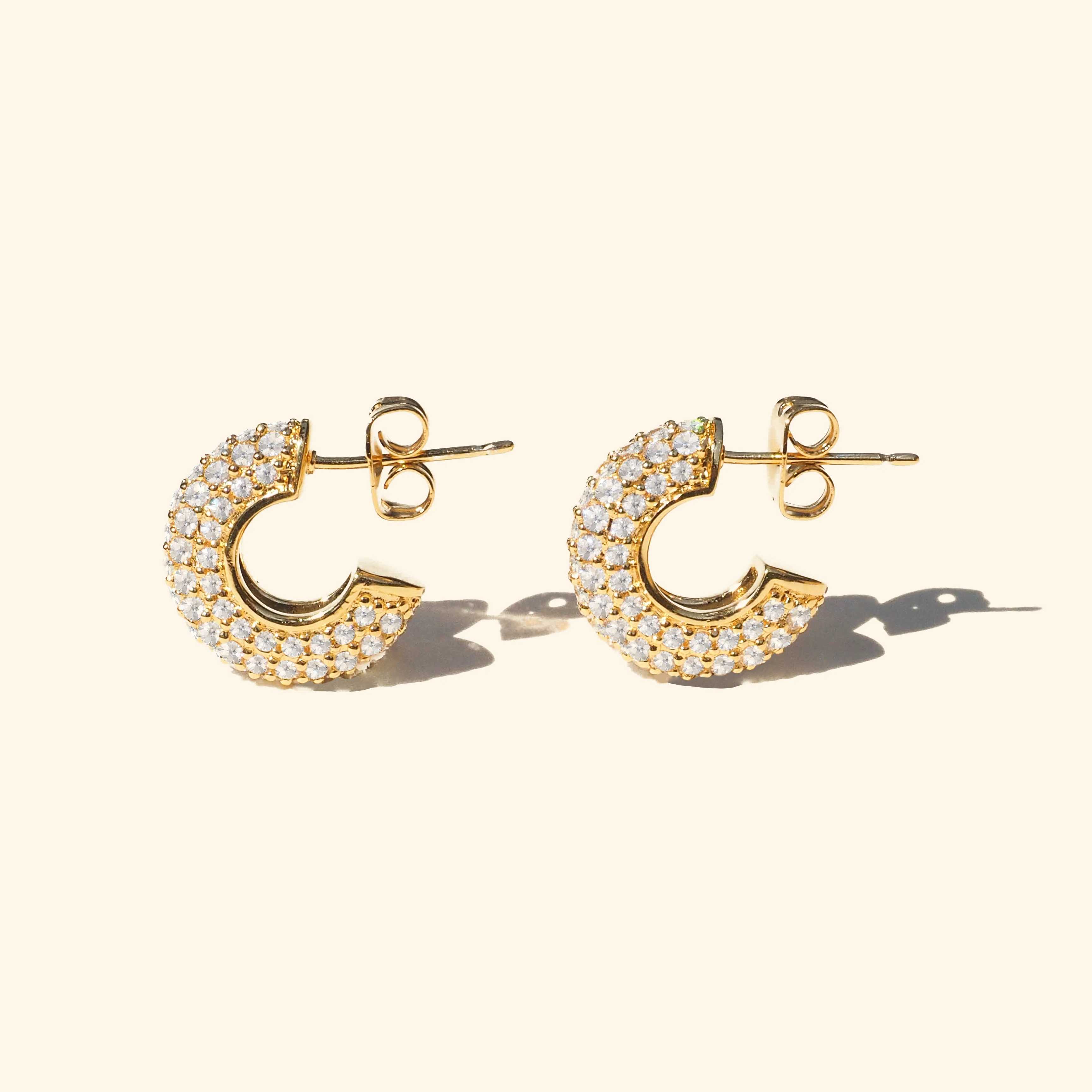 ต่างหูห่วงก้านลักซ์คริสตัลโดนัท (Lux Pave Full Crystal Hoop Earrings)