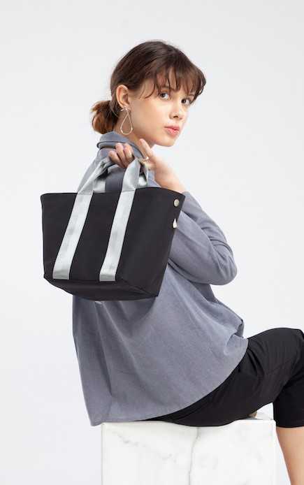 QueenCows กระเป๋า Moco Bag (Black-Grey)