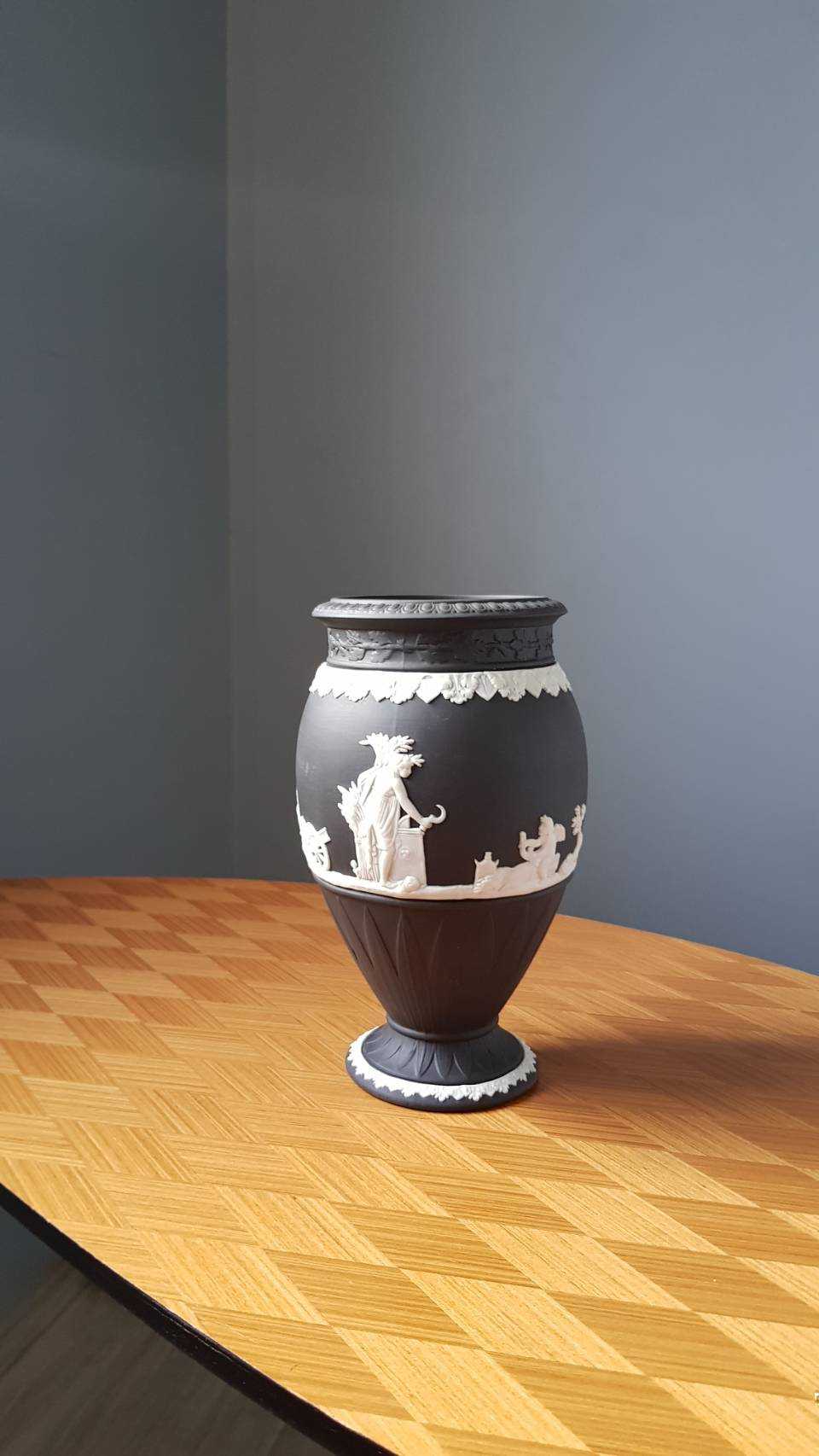 RARE I Wedgwood jasper ware Black & White Vase, 20cm Tall แจกันวินเทจใบใหญ่สีดำ8นิ้ว