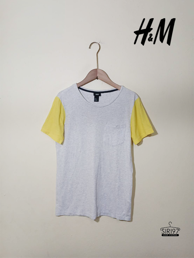 เสื้อยืดคอกลมแขนสั้น H&M แขนสีเหลือง ลำตัวสีเทา ช่วงขอบสีดำ มีสีดรอปลง สภาพ 85%