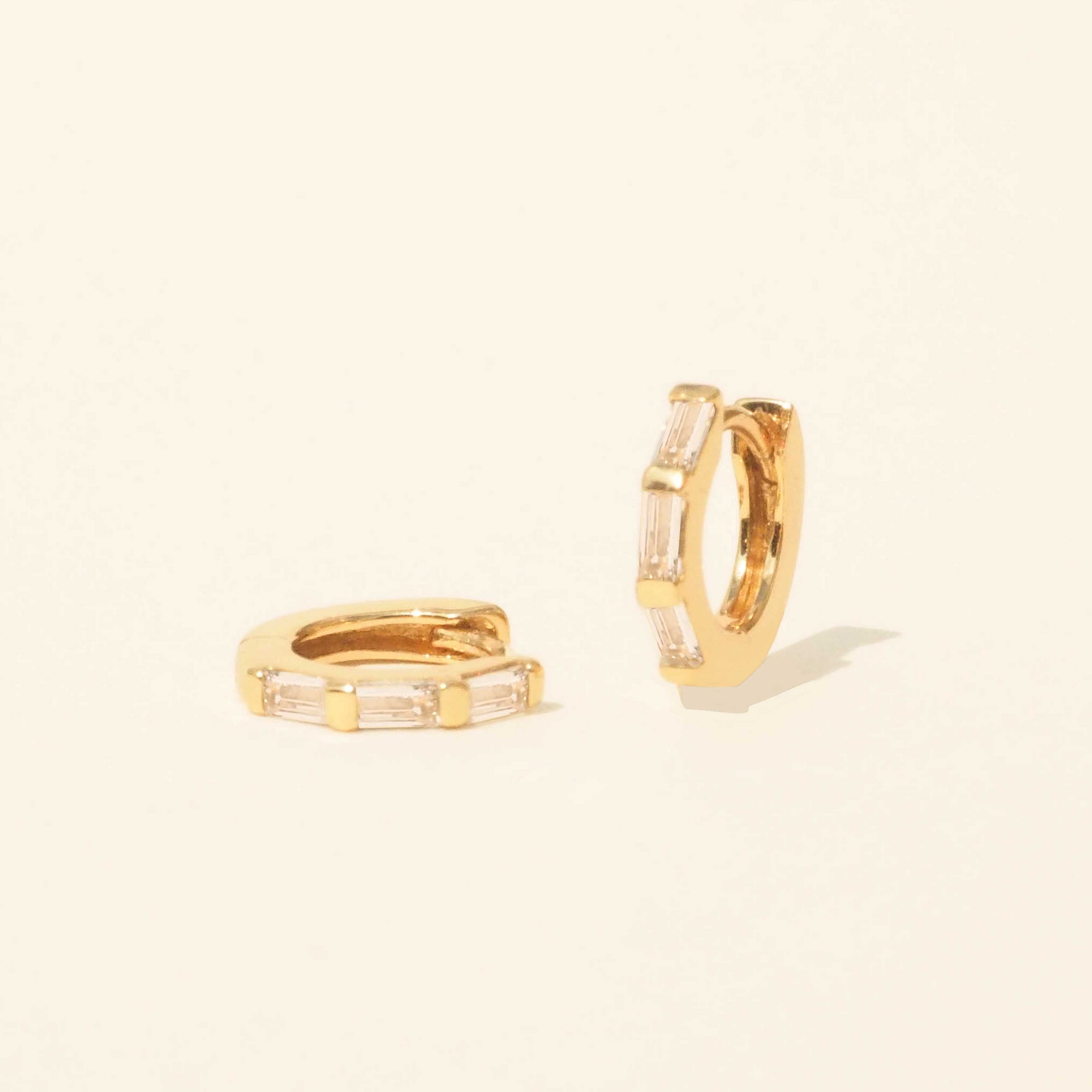 ต่างหูห่วง บาเก็ต บาง (Crystal Baguette Huggie Hoops Earrings)