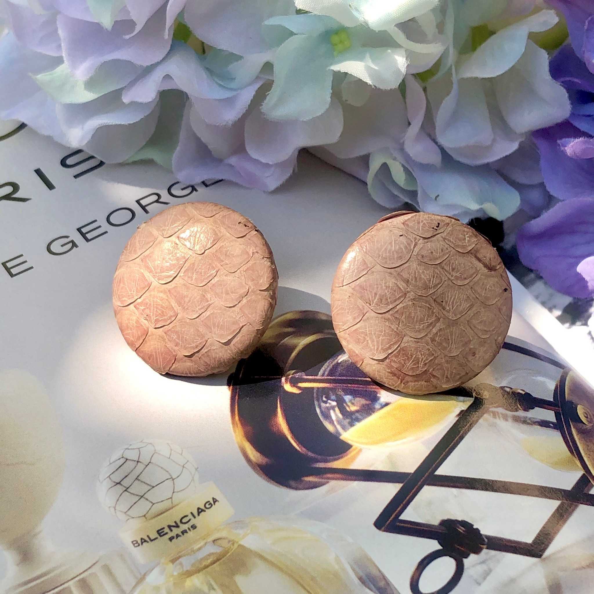 Vintage Exotic Snake Skin Earring, signed Paris 🩷🐍🫧 ต่างหูวินเทจแบบหนีบ หนังงูเกล็ดใหญ่สวย