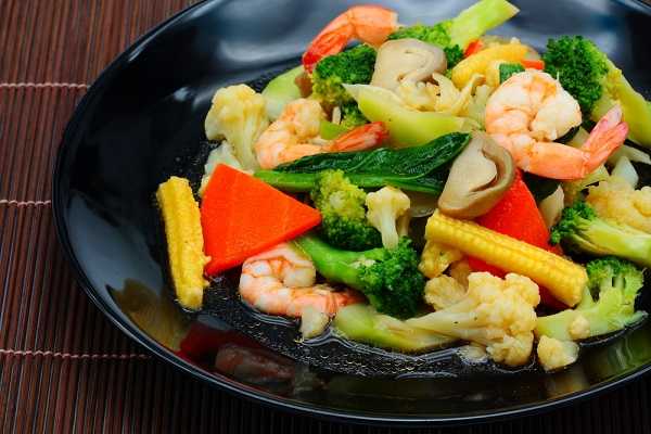 ผัดผักรวมมิตร Stir-fried mixed vegetables