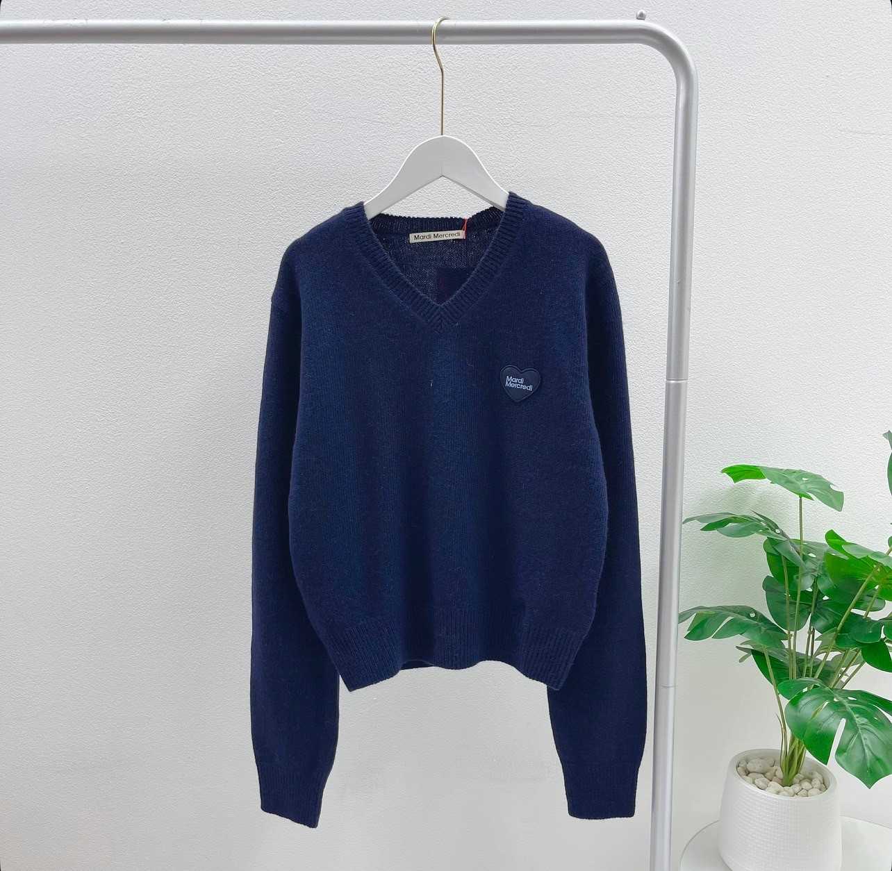 Mardi Raccoon Blended V Neck Heart Sweater (Navy)