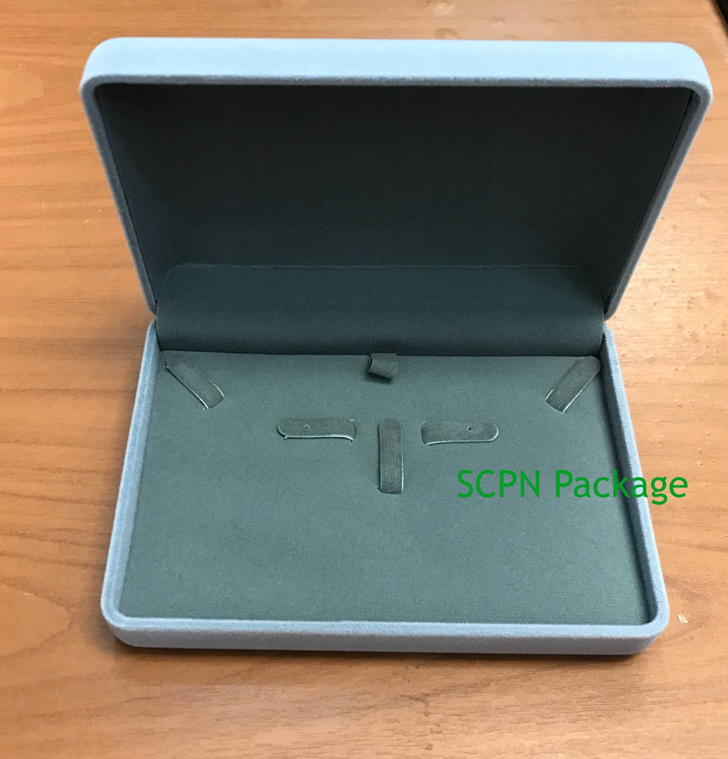 กล่องกำมะหยี่ใส่เครื่องประดับสี่เหลี่ยมกลางสีเทา(9.7ซมx14ซมx3.5ซม.)