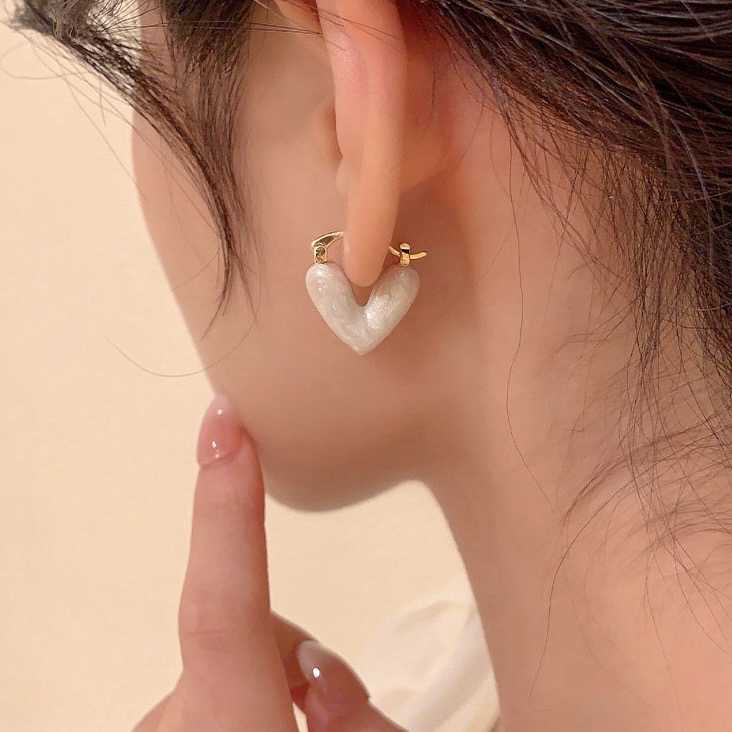 [พร้อมส่ง] ⛓️🤍 ต่างหูรูปหัวใจ ลาย Marble minimal | QE036