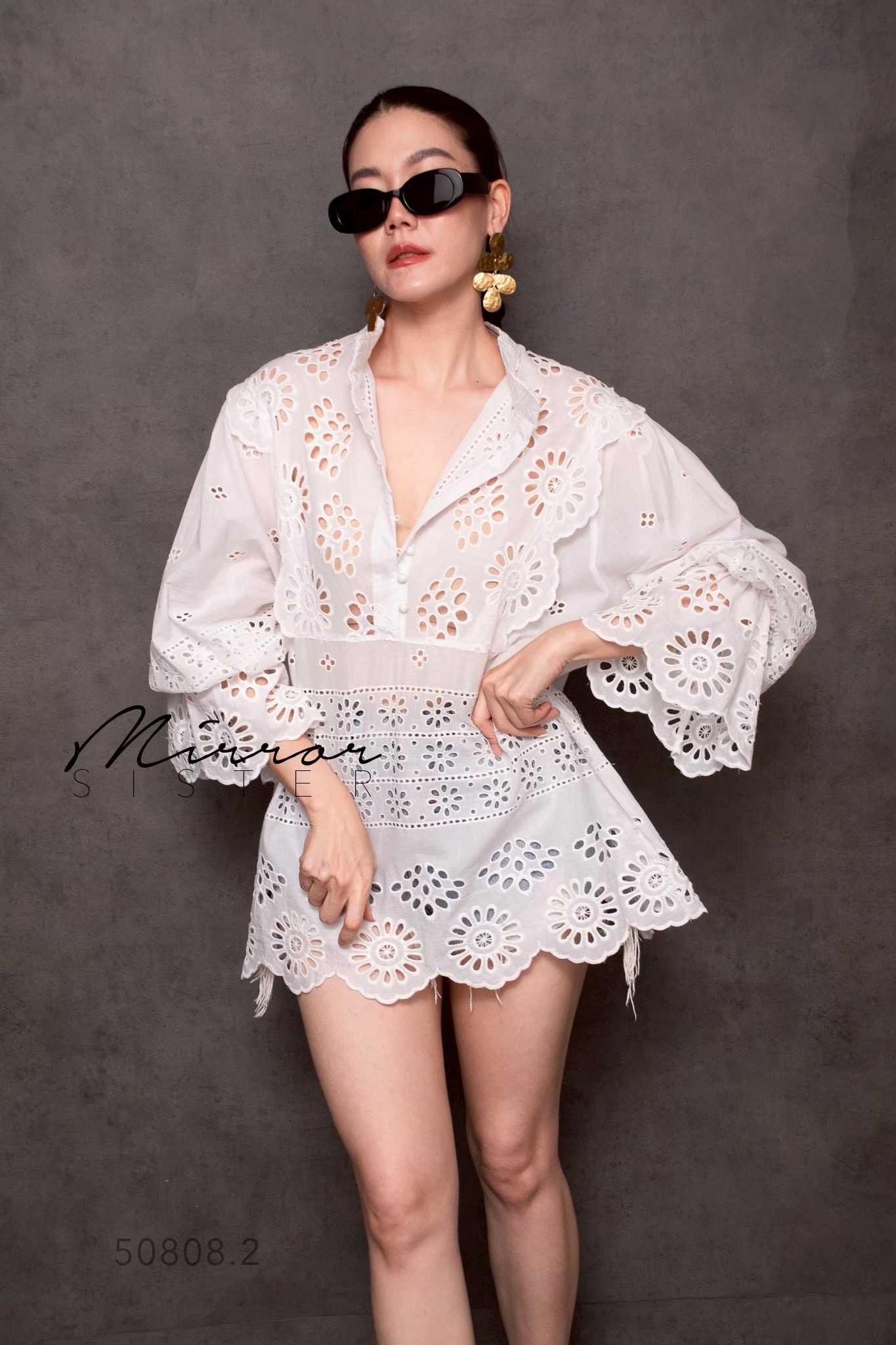 เสื้อลูกไม้ฉลุลายดอกไม้ ดีไซน์คอจีนติดกระดุม 