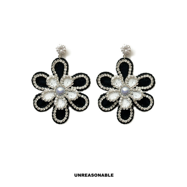 ต่างหูผ้าลูกไม้ ดอกไม้ สีดำ น้ำหนักเบา UA0380-03 Unreasonable Accessories