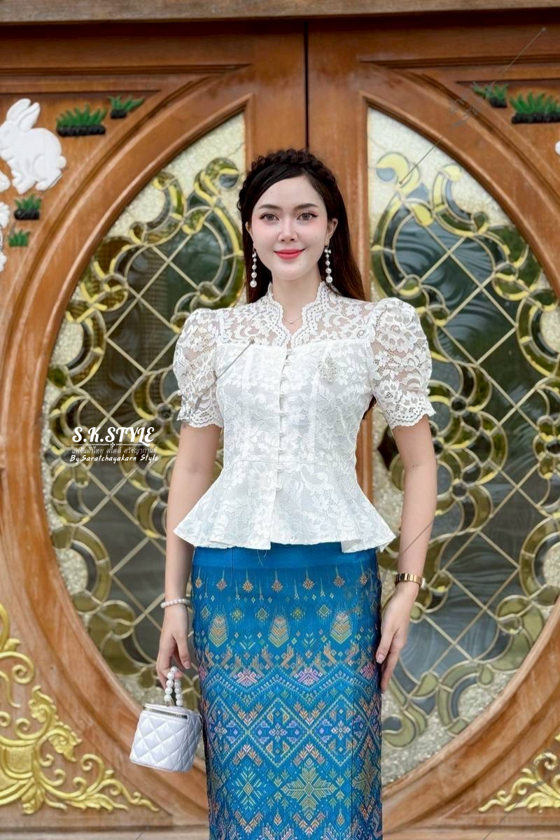 เสื้อลูกไม้ ชายย้วย แขนตุ๊กตา คอวี กระดุมมุก มีอก 32-44 อัดกาว ใส่ไปวัดทำบุญ หรือใส่ไปทำงาน สวยมาก