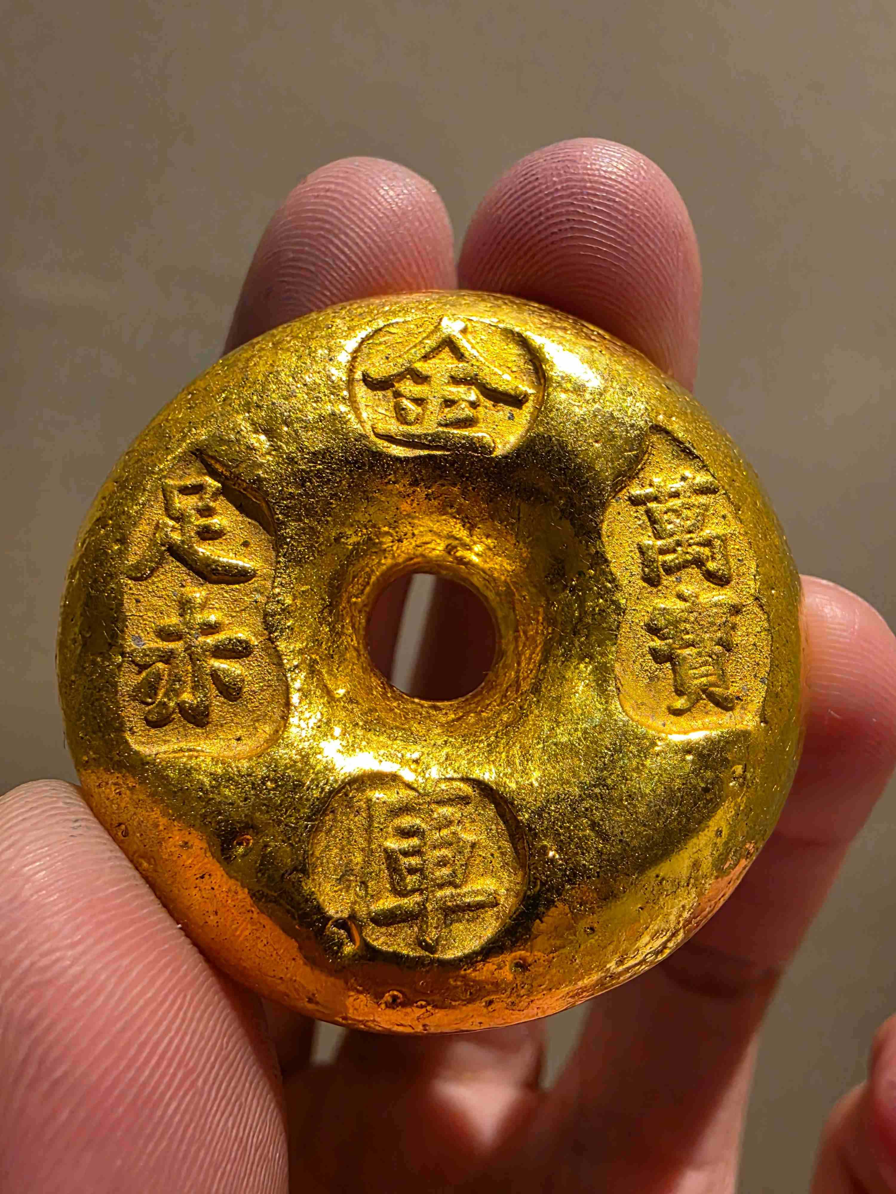 ก้อนสีทอง ภาษาจีน สวยเก่าเก็บ ขายตามสภาพ ขายเป็นของเก่าหนักๆ  สวย พร้อมส่งครับ