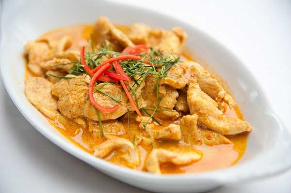 พะแนงหมู หรือไก่ Mild Red Curry with Pork or Chicken