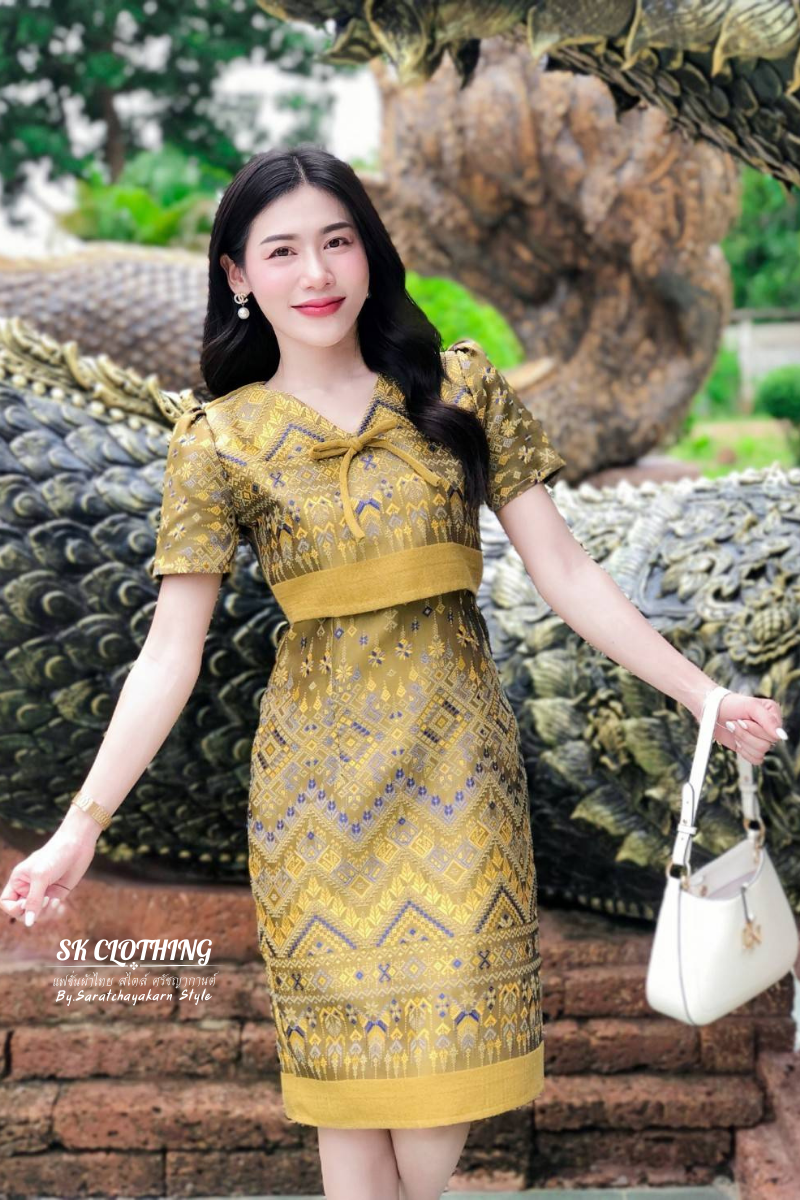 ชุดเดรสผ้าไทย ชุดเดรสผ้าทอลาย ผ้าไหมแกมฝ้าย สีเหลือง 💛 คอวี ทรงสอบ ซิปซ่อนหลัง อัดกาวทั้งชุด