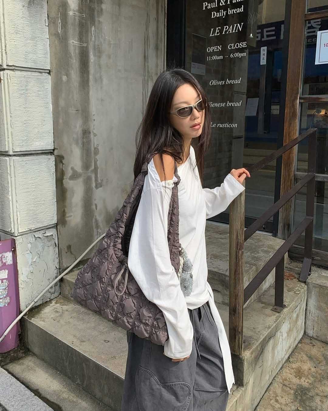 Carlyn CUSHY Bag  กระเป๋าสะพายใบใหญ่ สีดำ สีครีม สีแดง สีเทา สีเงิน