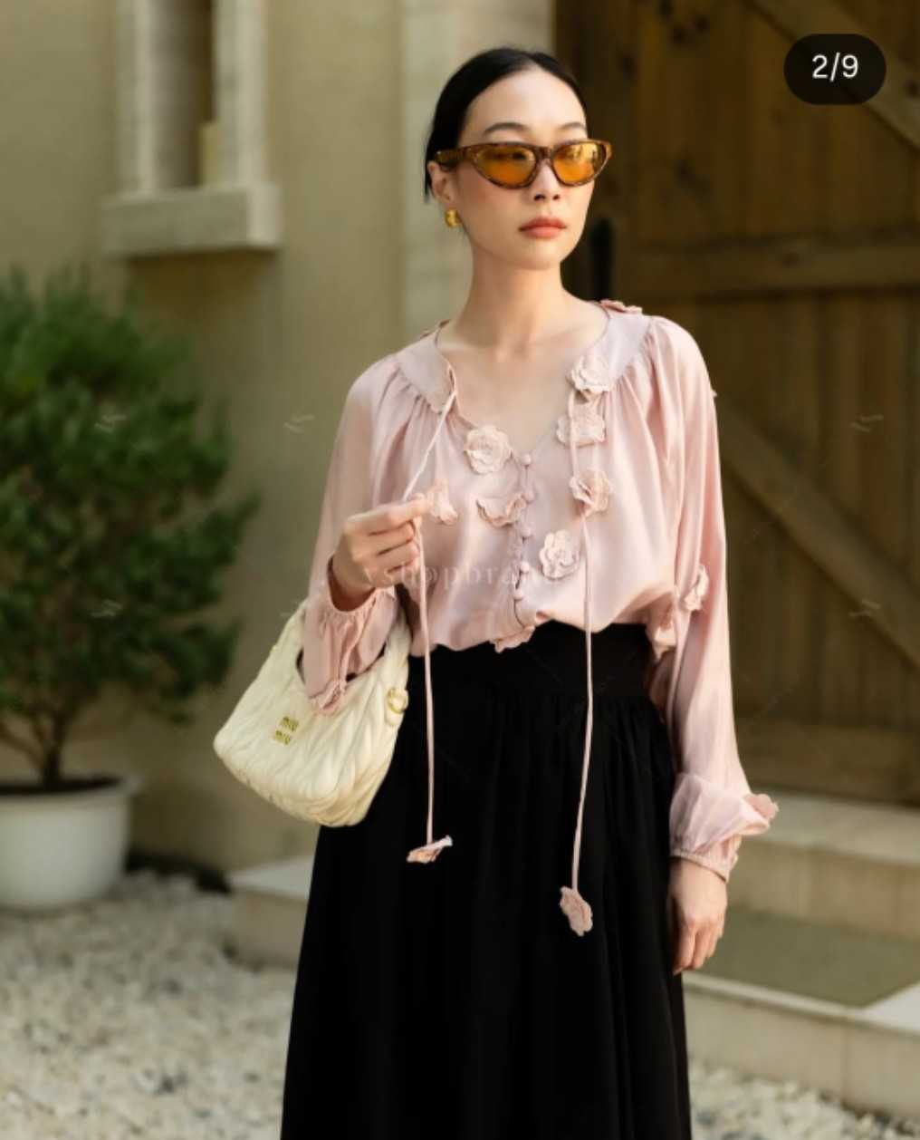 เชิ้ตคอปืนกระดุมหน้า แต่งดอกไม้ 3 มิติ