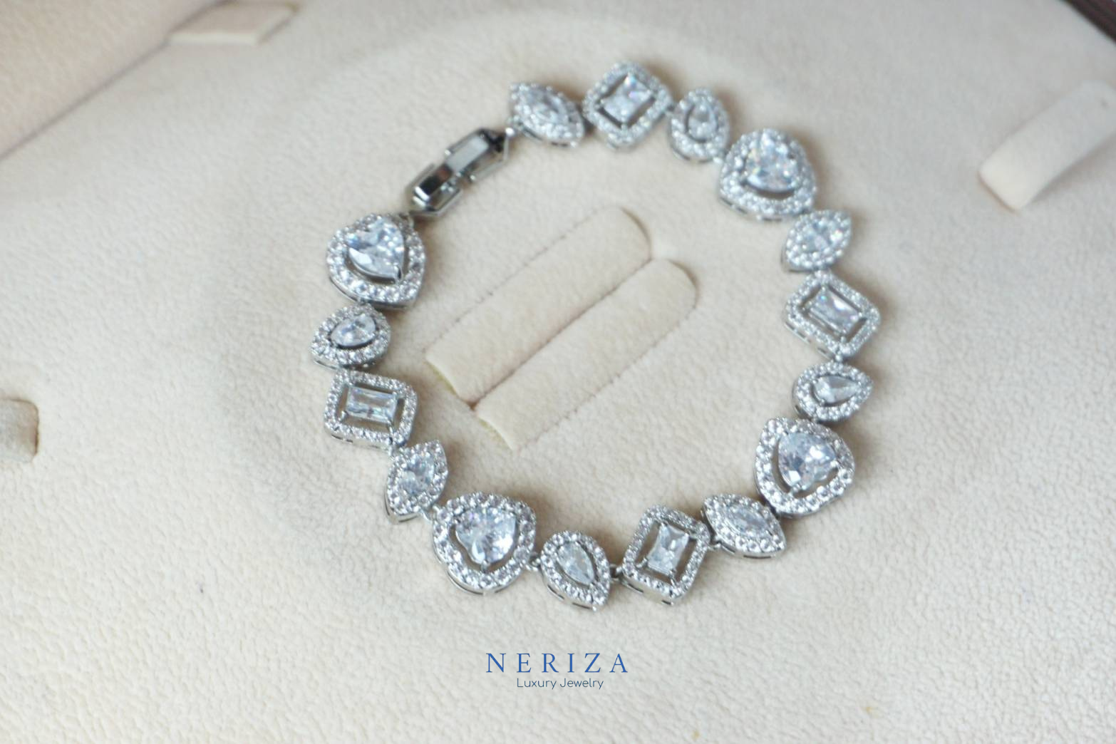 ข้อมือเพชรสังเคราะห์หยดน้ำ ประกายเทียบเท่าเพชรแท้ NB026