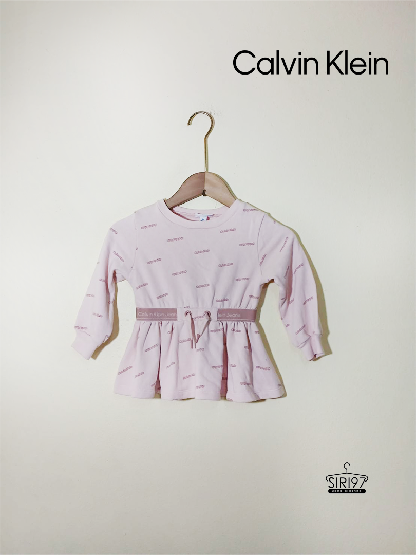 เสื้อคอกลมแขนยาวเด็ก Calvin Klein สีชมพูหม่น สภาพ80% มีสีดรอปลง