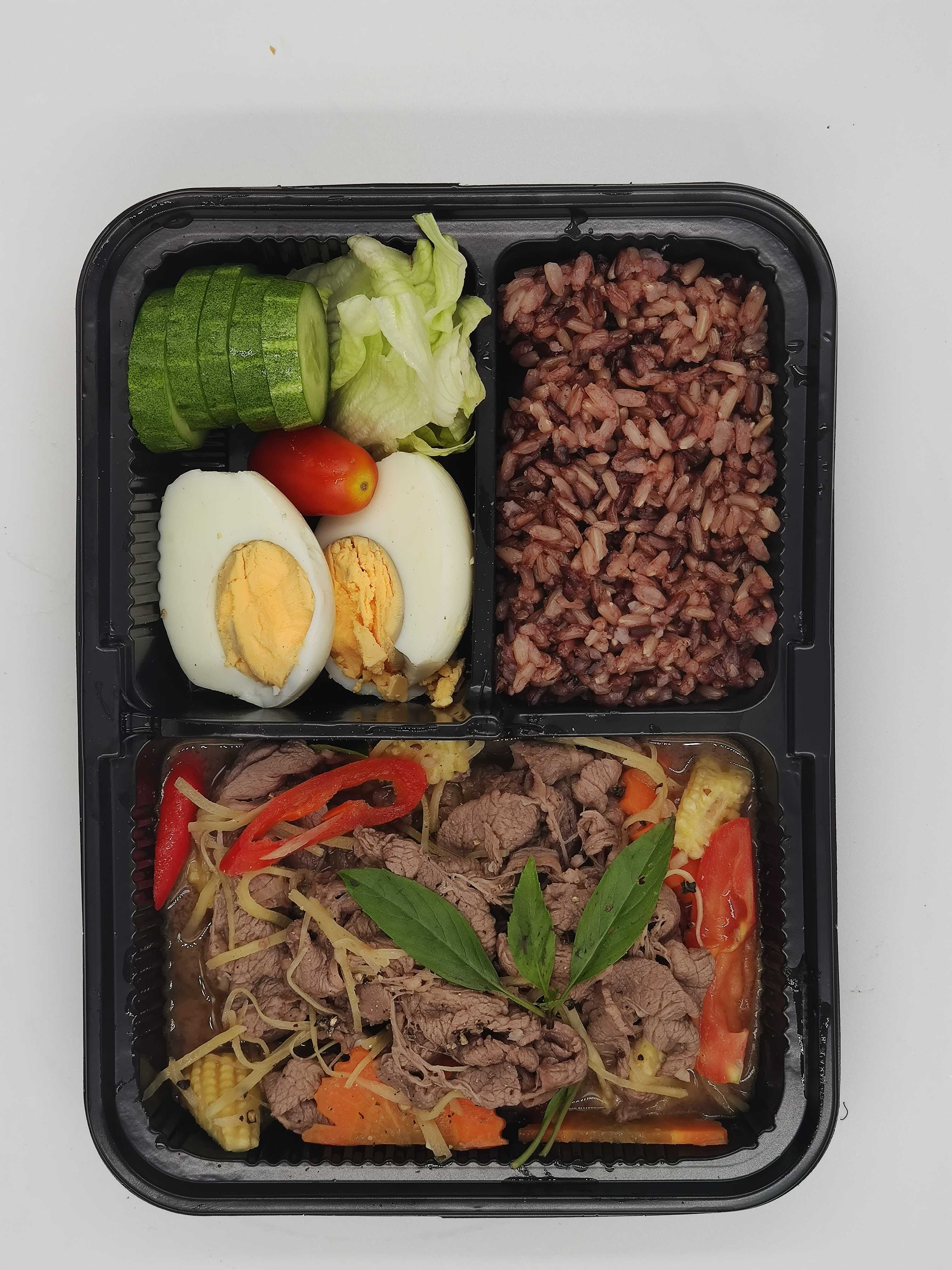 ข้าวไรซ์เบอรี่กับเนื้อโคขุนผัดพริกขิงไข่ต้ม(เลือกเนื้อสัตว์ได้)