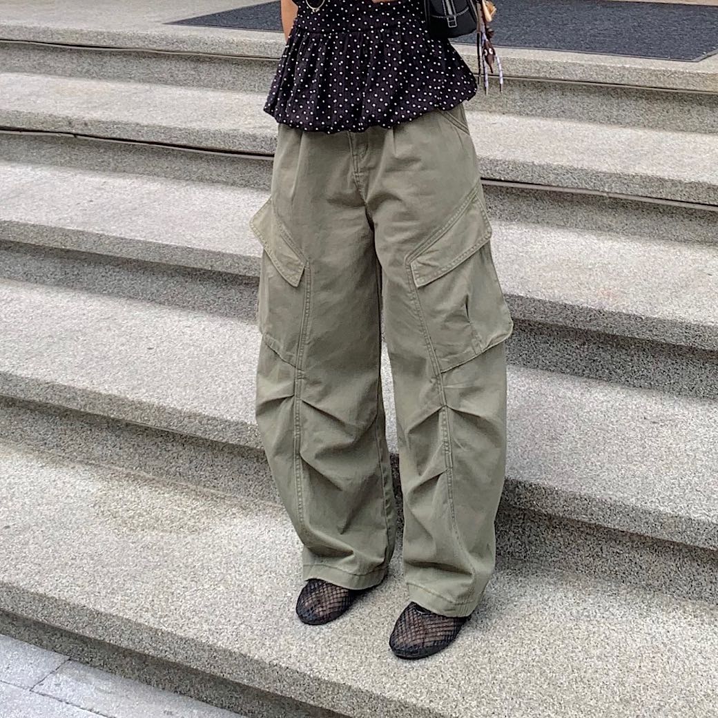 Baggy cargo trousers
