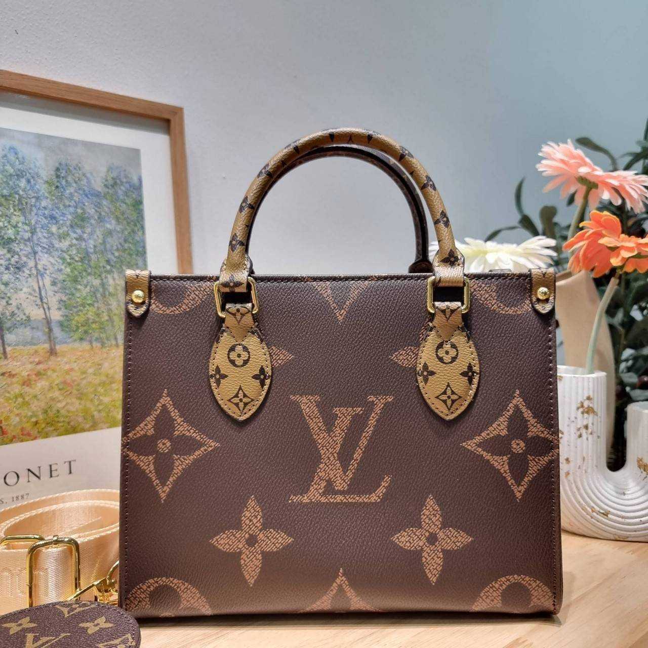 กระเป๋าทรงโท้ทที่ใครเห็นต้องเป็นคลั่งรัก LV on the go pm bicolor tote bag